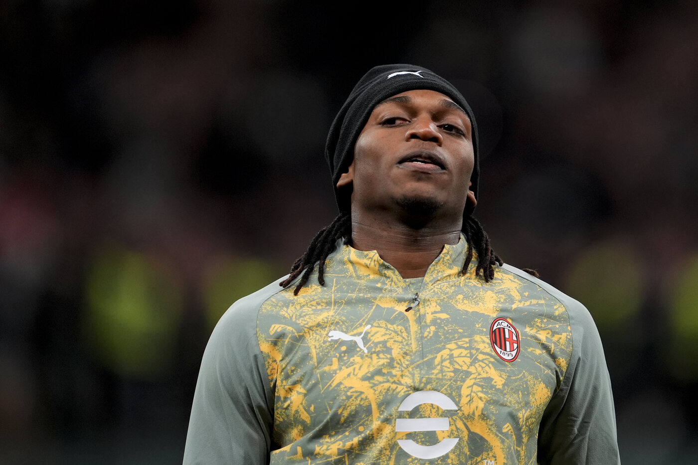 Rafael Leao effettua il riscaldamento prepartita col Milan