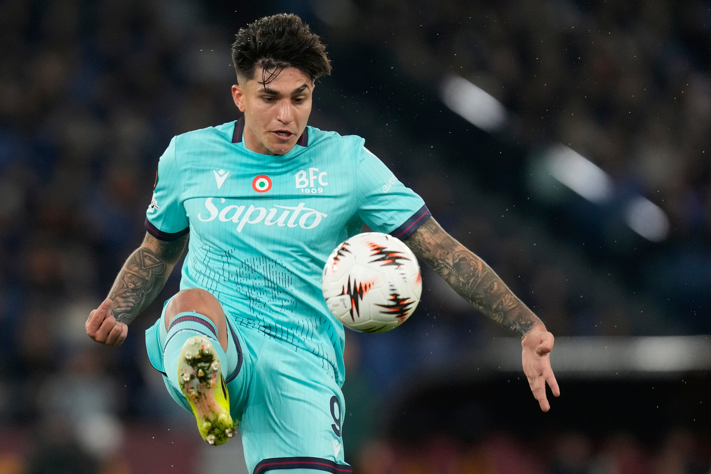 L'attaccante del Bologna Santiago Castro effettua un controllo contro la Roma in Europa League Rossonerisiamonoi.it