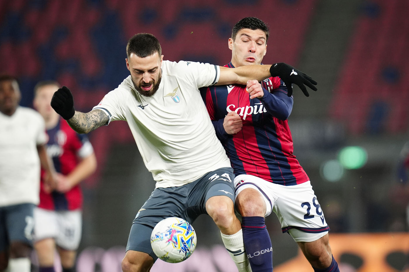 Mario Gila difende un pallone durante Bologna-Lazio Rossonerisiamonoi.it