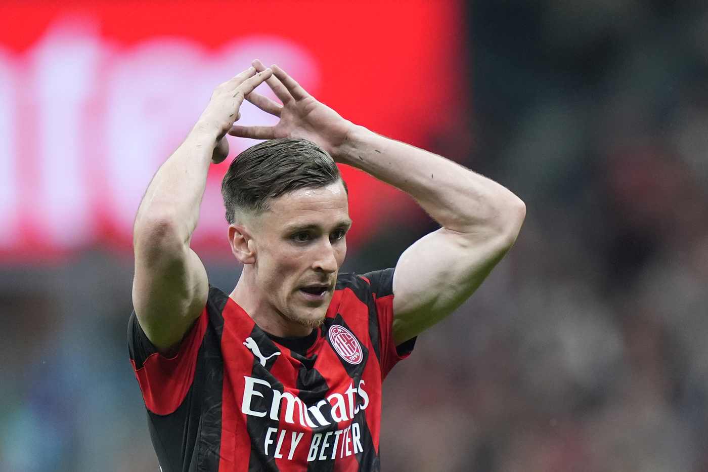 Alexis Saelemaekers in campo durante Milan-Juventus con la maglia rossonera Rossonerismaonoi.it