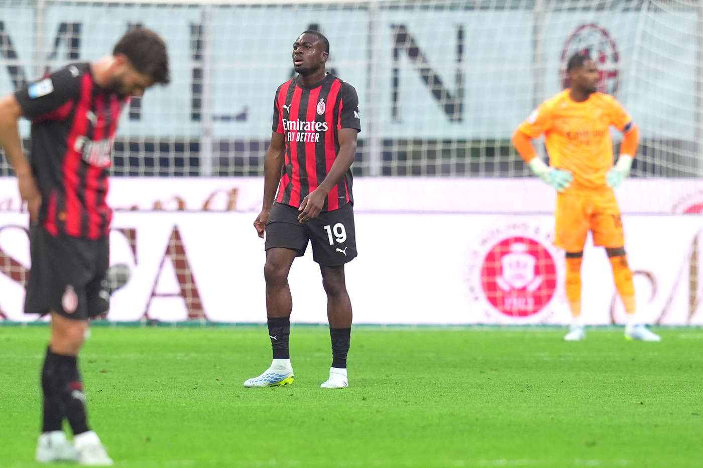 I giocatori del Milan in campo contro l'Udinese dopo aver subito un gol Rossonerisiamonoi.it