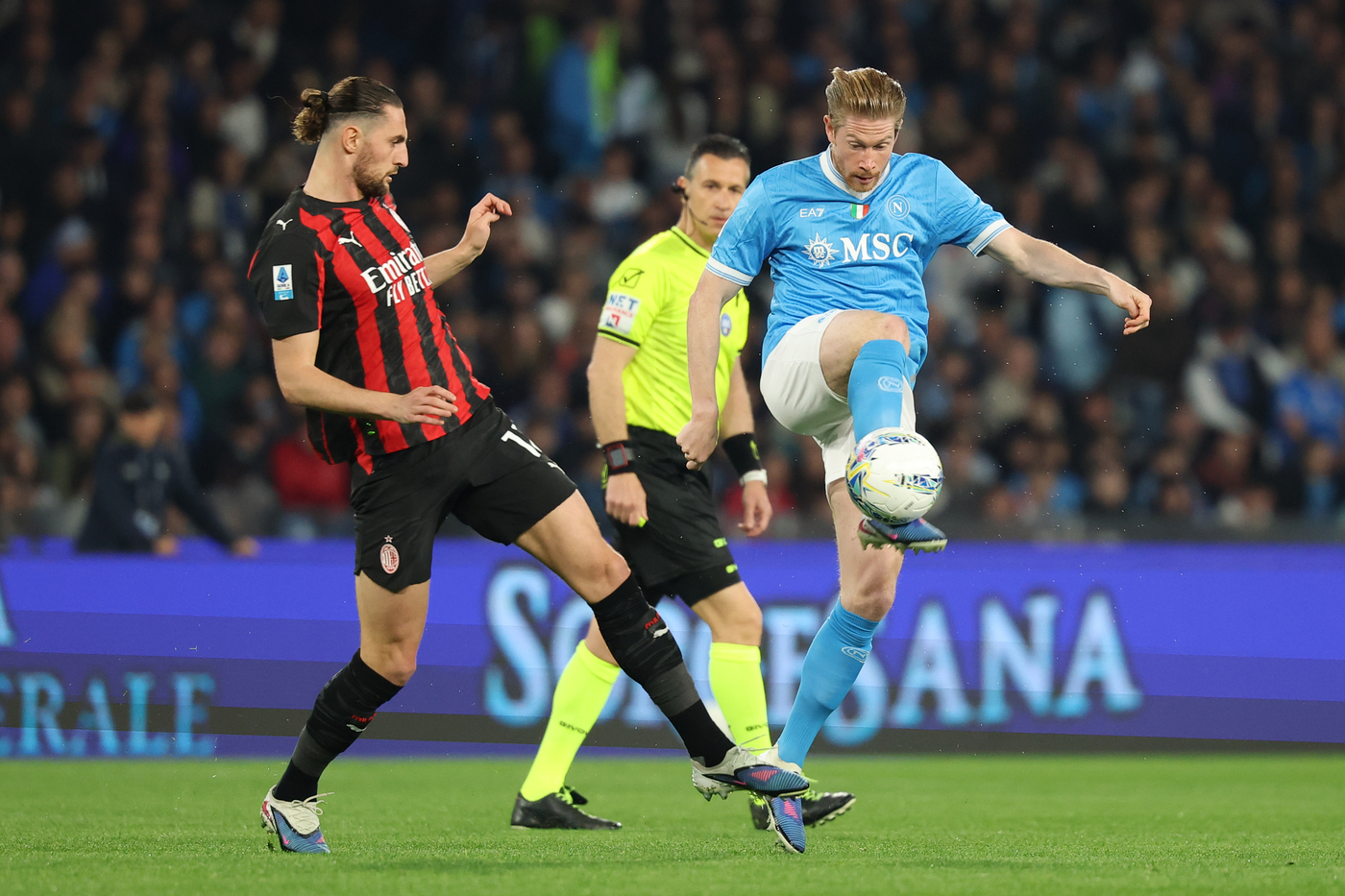 Adrien Rabiot vs Kevin De Bruyne durante Napoli-Milan Rossonerisiamonoi.it