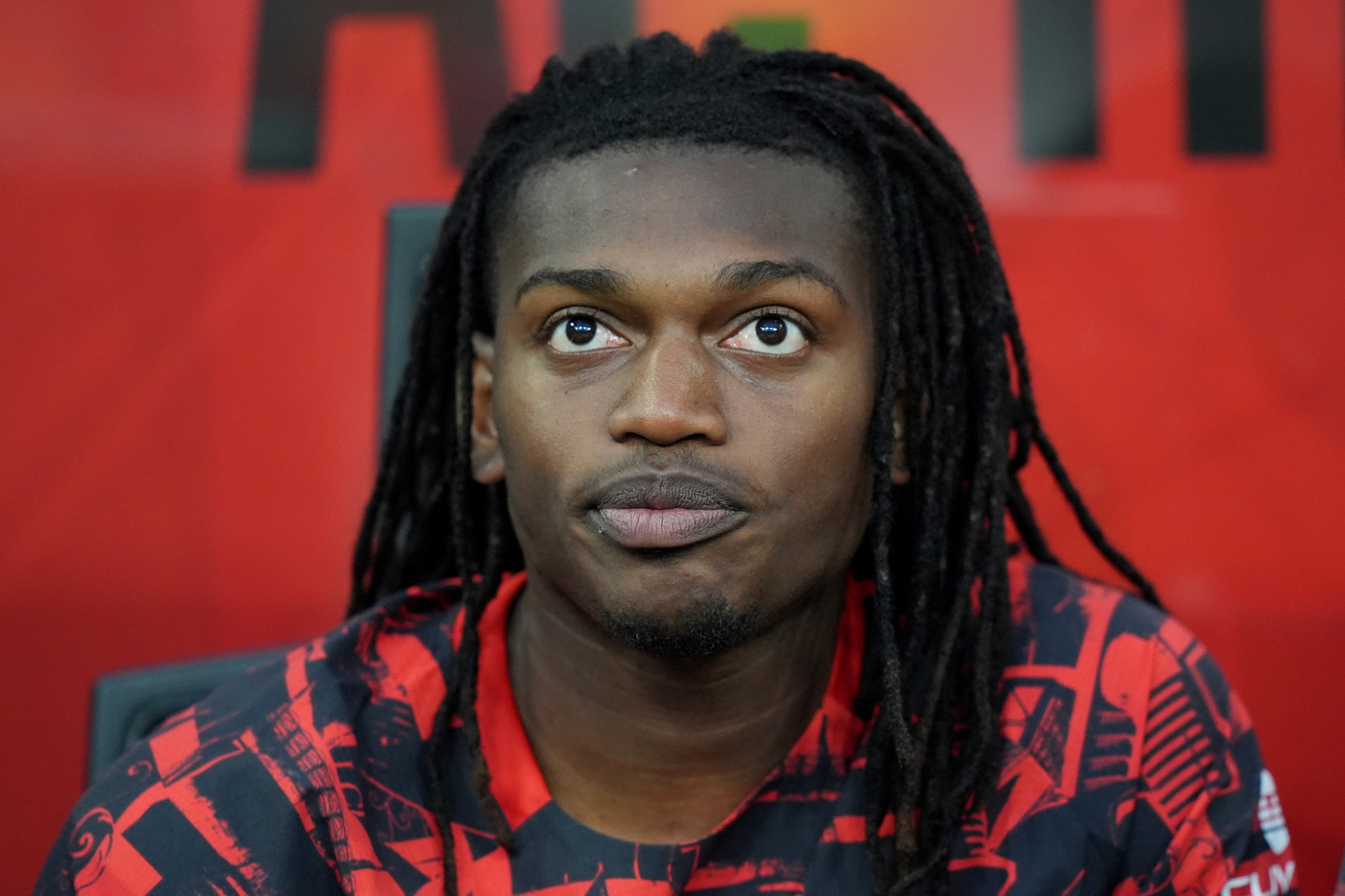 Leao Intervista Addio Milan L'attaccante del Milan Rafael Leao seduto in panchina a San Siro Rossonerisiamonoi.it